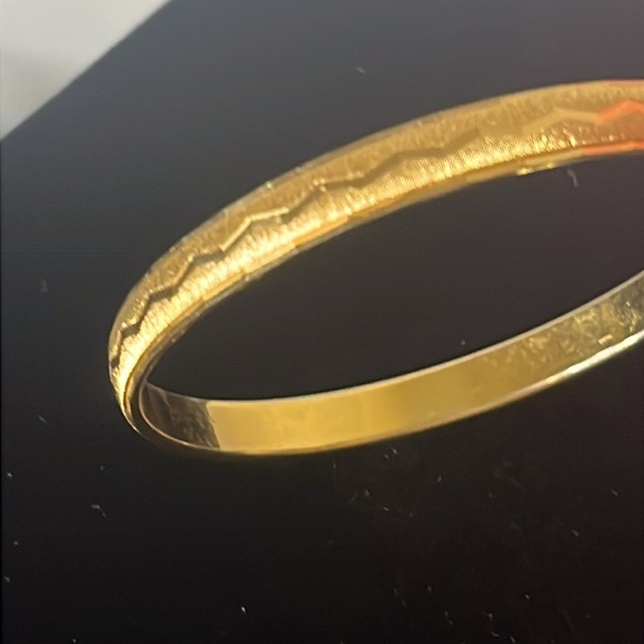 Signed Vintage 1980s Monet Textured Gold Tone Etched Zig Zag Bangle Bracelet - Picture 3 of 5